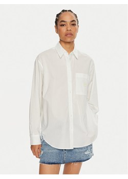 Calvin Klein Jeans Koszula J20J224436 Biały Relaxed Fit - id: 0000304063367 - marki Calvin Klein - 182656847 Calvin Klein Jeans Koszula J20J224436 Biały Relaxed Fit ze sklepu MODIVO w kategorii Koszule damskie - zdjęcie 182656847
