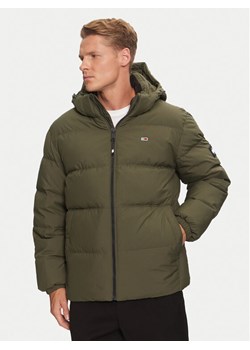 Tommy Jeans Kurtka puchowa Essential DM0DM19786 Zielony Regular Fit ze sklepu MODIVO w kategorii Kurtki męskie - zdjęcie 182656896