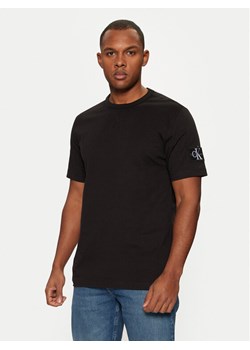 Calvin Klein Jeans T-Shirt J30J323484 Czarny Regular Fit ze sklepu MODIVO w kategorii T-shirty męskie - zdjęcie 182657667