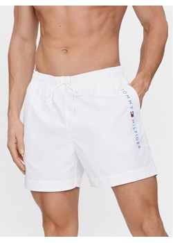 Tommy Hilfiger Szorty kąpielowe UM0UM03258 Biały Regular Fit ze sklepu MODIVO w kategorii Kąpielówki - zdjęcie 182657758