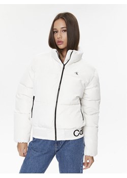 Calvin Klein Jeans Kurtka zimowa J20J222334 Biały Relaxed Fit ze sklepu MODIVO w kategorii Kurtki damskie - zdjęcie 182658168