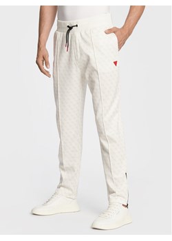 Guess Spodnie dresowe Korbin Z2BB05 FL04Q Écru Regular Fit ze sklepu MODIVO w kategorii Spodnie męskie - zdjęcie 182658177