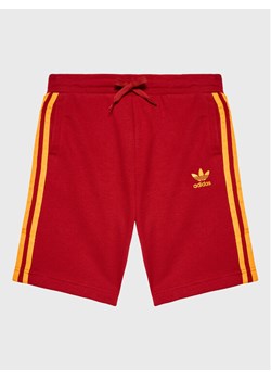 adidas Szorty sportowe adicolor HL9414 Czerwony Regular Fit ze sklepu MODIVO w kategorii Spodenki chłopięce - zdjęcie 182658409
