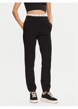 Guess Spodnie dresowe O5RB01 KCO31 Czarny Regular Fit ze sklepu MODIVO w kategorii Spodnie damskie - zdjęcie 182658548