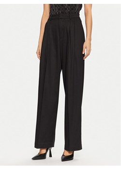 Guess Spodnie materiałowe W5RB68 WGXM2 Czarny Regular Fit ze sklepu MODIVO w kategorii Spodnie damskie - zdjęcie 182658796