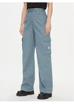 Calvin Klein Jeans Spodnie cargo Cargo Pant J20J222607 Niebieski Regular Fit ze sklepu MODIVO w kategorii Spodnie damskie - zdjęcie 182659397