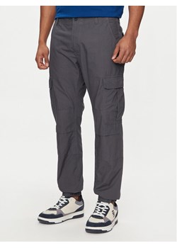 Tommy Jeans Joggery Ethan DM0DM18342 Szary Regular Fit ze sklepu MODIVO w kategorii Spodnie męskie - zdjęcie 182659416