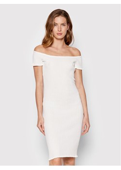 Guess Sukienka dzianinowa W2YK54 Z30L1 Écru Slim Fit ze sklepu MODIVO w kategorii Sukienki - zdjęcie 182659545