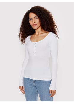 Pieces Bluzka Kitte 17101437 Biały Slim Fit ze sklepu MODIVO w kategorii Bluzki damskie - zdjęcie 182659868