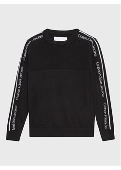 Calvin Klein Jeans Sweter IB0IB01561 Czarny Relaxed Fit ze sklepu MODIVO w kategorii Swetry chłopięce - zdjęcie 182660246