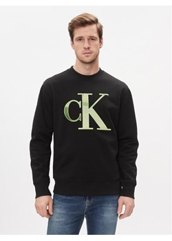Calvin Klein Jeans Bluza Monologo J30J325028 Czarny Regular Fit ze sklepu MODIVO w kategorii Bluzy męskie - zdjęcie 182660379