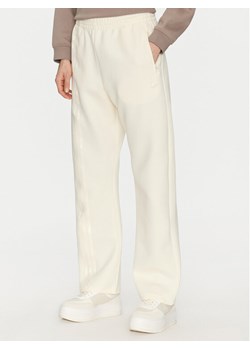 adidas Spodnie dresowe 3-Stripes Sweat JJ0943 Beżowy Loose Fit ze sklepu MODIVO w kategorii Spodnie damskie - zdjęcie 182660877