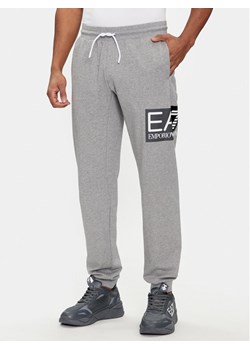 EA7 Emporio Armani Spodnie dresowe 3DPP73 PJ05Z 3905 Szary Regular Fit ze sklepu MODIVO w kategorii Spodnie męskie - zdjęcie 182660945