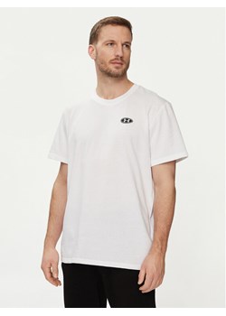 Under Armour T-Shirt Ua Hw Lc Patch Ss 1382902-100 Biały Loose Fit ze sklepu MODIVO w kategorii T-shirty męskie - zdjęcie 182661076