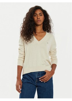 Tommy Jeans Sweter Essential DW0DW18670 Beżowy Regular Fit - id: 0000304074783 - marki Tommy Jeans - 182661127 Tommy Jeans Sweter Essential DW0DW18670 Beżowy Regular Fit ze sklepu MODIVO w kategorii Swetry damskie - zdjęcie 182661127