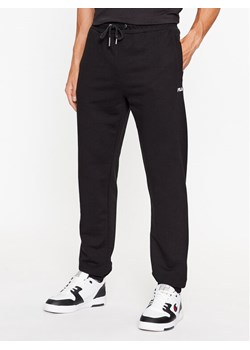 Fila Spodnie dresowe FAM0342 Czarny Regular Fit ze sklepu MODIVO w kategorii Spodnie męskie - zdjęcie 182661385