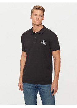 Calvin Klein Jeans Polo Monologo J30J325664 Czarny Regular Fit ze sklepu MODIVO w kategorii T-shirty męskie - zdjęcie 182661446