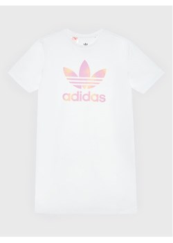 adidas Sukienka codzienna Graphic Logo HK2935 Biały Relaxed Fit ze sklepu MODIVO w kategorii Sukienki dziewczęce - zdjęcie 182661586