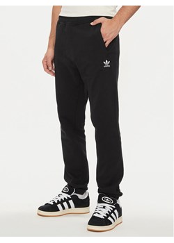 adidas Spodnie dresowe Trefoil Essentials IX7683 Czarny Regular Fit ze sklepu MODIVO w kategorii Spodnie męskie - zdjęcie 182661657
