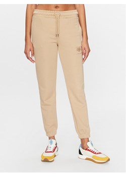 Gant Spodnie dresowe Reg Tonal Shield 4200709 Khaki Regular Fit ze sklepu MODIVO w kategorii Spodnie damskie - zdjęcie 182661998