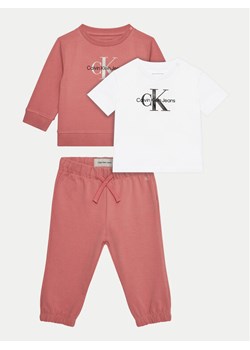 Calvin Klein Jeans Komplet dziecięcy Monogram Starter IN0IN00011 Różowy Regular Fit ze sklepu MODIVO w kategorii Komplety niemowlęce - zdjęcie 182662207