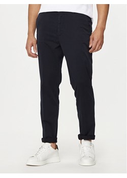 Boss Chinosy Kaiton 50505392 Granatowy Slim Fit ze sklepu MODIVO w kategorii Spodnie męskie - zdjęcie 182662385