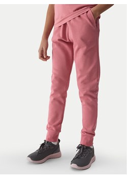 4F Spodnie dresowe 4FJWSS24TTROF587 Różowy Regular Fit ze sklepu MODIVO w kategorii Spodnie dziewczęce - zdjęcie 182662957
