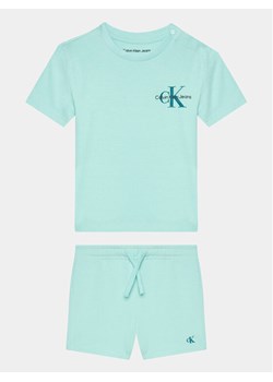 Calvin Klein Jeans Komplet t-shirt i spodenki Monogram Logo IN0IN00176 Niebieski Regular Fit ze sklepu MODIVO w kategorii Komplety niemowlęce - zdjęcie 182664057