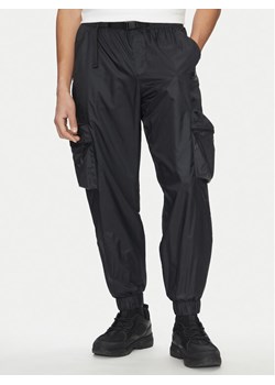 Nike Spodnie dresowe FB7911 010 Czarny Regular Fit ze sklepu MODIVO w kategorii Spodnie męskie - zdjęcie 182664179