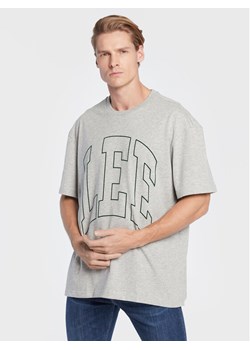 Lee T-Shirt Varsity L69CFEMP 112322583 Szary Loose Fit ze sklepu MODIVO w kategorii T-shirty męskie - zdjęcie 182664379