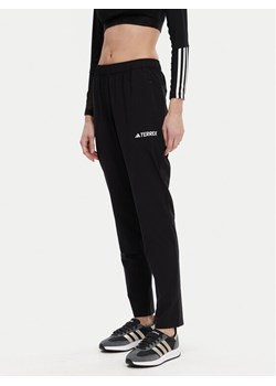 adidas Spodnie outdoor Multi Essentials JP0806 Czarny Regular Fit ze sklepu MODIVO w kategorii Spodnie damskie - zdjęcie 182664535