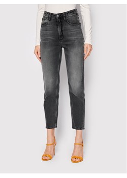Guess Jeansy W2YA21 D4QD2 Szary Mom Fit ze sklepu MODIVO w kategorii Jeansy damskie - zdjęcie 182664815