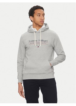 Tommy Hilfiger Bluza Center Stack MW0MW38672 Szary Regular Fit ze sklepu MODIVO w kategorii Bluzy męskie - zdjęcie 182664948
