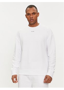 Calvin Klein Bluza Nano Logo K10K112870 Biały Regular Fit ze sklepu MODIVO w kategorii Bluzy męskie - zdjęcie 182665186