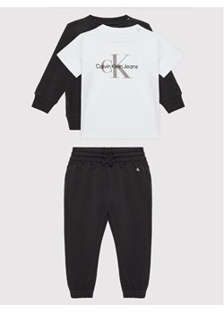 Calvin Klein Jeans Komplet dziecięcy Monogram Starter IN0IN00011 Czarny Regular Fit ze sklepu MODIVO w kategorii Komplety niemowlęce - zdjęcie 182665298