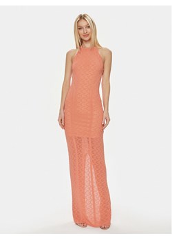 Guess Sukienka wieczorowa Belle W4GK80 Z36O0 Koralowy Slim Fit ze sklepu MODIVO w kategorii Sukienki - zdjęcie 182665828