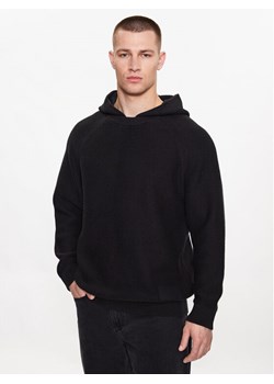 Calvin Klein Jeans Sweter J30J323539 Czarny Regular Fit ze sklepu MODIVO w kategorii Swetry męskie - zdjęcie 182665909