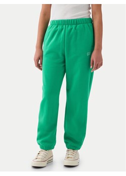 Gap Spodnie dresowe 870901-05 Zielony Relaxed Fit ze sklepu MODIVO w kategorii Spodnie chłopięce - zdjęcie 182666085