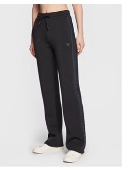 Guess Spodnie dresowe V3RB21 K7UW2 Granatowy Regular Fit ze sklepu MODIVO w kategorii Spodnie damskie - zdjęcie 182666495