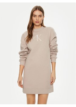 Calvin Klein Jeans Sukienka dzianinowa J20J224834 Beżowy Relaxed Fit ze sklepu MODIVO w kategorii Sukienki - zdjęcie 182666518