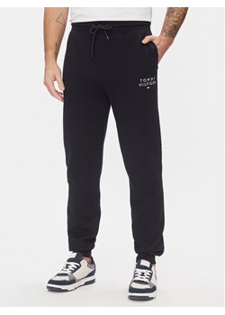 Tommy Hilfiger Spodnie dresowe UM0UM02983 Granatowy Regular Fit ze sklepu MODIVO w kategorii Spodnie męskie - zdjęcie 182666755