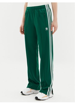 adidas Spodnie dresowe adicolor Classics Firebird JC8284 Zielony Regular Fit ze sklepu MODIVO w kategorii Spodnie damskie - zdjęcie 182666777