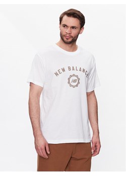 New Balance T-Shirt Sport Seasonal Graphic MT31904 Biały Relaxed Fit ze sklepu MODIVO w kategorii T-shirty męskie - zdjęcie 182667156