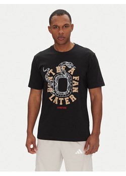 adidas T-Shirt Overtime Spring Graphic JM0291 Czarny Regular Fit ze sklepu MODIVO w kategorii T-shirty męskie - zdjęcie 182667758