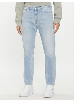 Tommy Jeans Jeansy Dad DM0DM18718 Niebieski Tapered Fit ze sklepu MODIVO w kategorii Jeansy męskie - zdjęcie 182667949