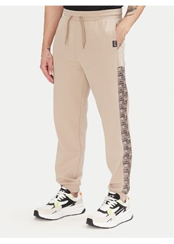 EA7 Emporio Armani Spodnie dresowe 7M000216 AF12660 U6155 Beżowy Regular Fit ze sklepu MODIVO w kategorii Spodnie męskie - zdjęcie 182668375