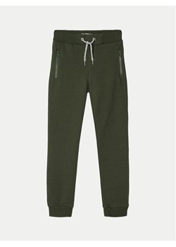 NAME IT Spodnie dresowe 13147424 Zielony Regular Fit ze sklepu MODIVO w kategorii Spodnie chłopięce - zdjęcie 182669686