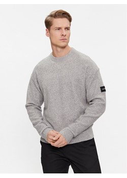 Calvin Klein Sweter K10K110401 Szary Regular Fit ze sklepu MODIVO w kategorii Swetry męskie - zdjęcie 182669755