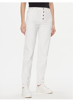 Calvin Klein Jeans Jeansy J20J222765 Biały Mom Fit ze sklepu MODIVO w kategorii Jeansy damskie - zdjęcie 182669957