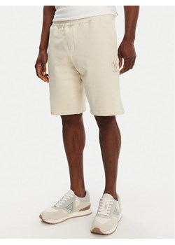 Guess Szorty sportowe M5GD10 KCN01 Écru Regular Fit ze sklepu MODIVO w kategorii Spodenki męskie - zdjęcie 182670066
